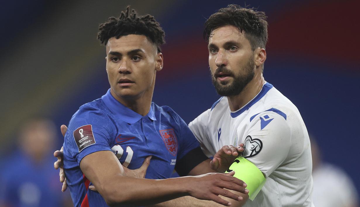 Striker Inggris, Ollie Watkins (kiri) mendapat pengawalan ketat dari bek San Marino, Mirko Palazzi dalam laga Kualifikasi Piala Dunia 2022 Zona Eropa Grup I di Wembley Stadium, London, Kamis (25/3/2021). Inggris menang 5-0 atas San Marino. (AP/Carl Recine/Pool)