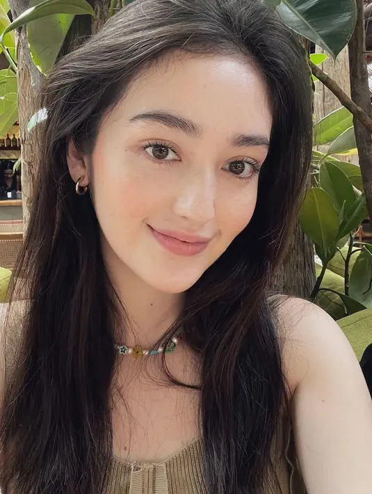 <p>Ranty Maria pamer foto selfie dengan wajah tanpa riasan. Cantik dengan warna lipstik nude dan rambut panjangnya yang dibiarkan tergerai. Foto: Instagram.</p>