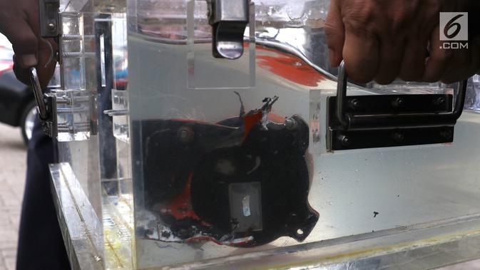 Black box bagian Cockpit Voice Recorder (CVR) pesawat Lion Air JT 610 tersimpan di dalam wadah berisi air di Pelabuhan Tanjung Priok, Jakarta, Senin (14/1). CVR ini ditemukan tim penyelam Kopaska dan Dislambir Koarmada I. (Liputan6.com/Immanuel Antonius)