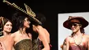 Sejumlah model menggunakan busana dan aksesoris kepala yang berbahan cokelat pada festival cokelat "Salon du Chocolat" di Ibu Kota Belgia, Brussels, Kamis (9/2). (AFP PHOTO/Emmanuel DUNAND)