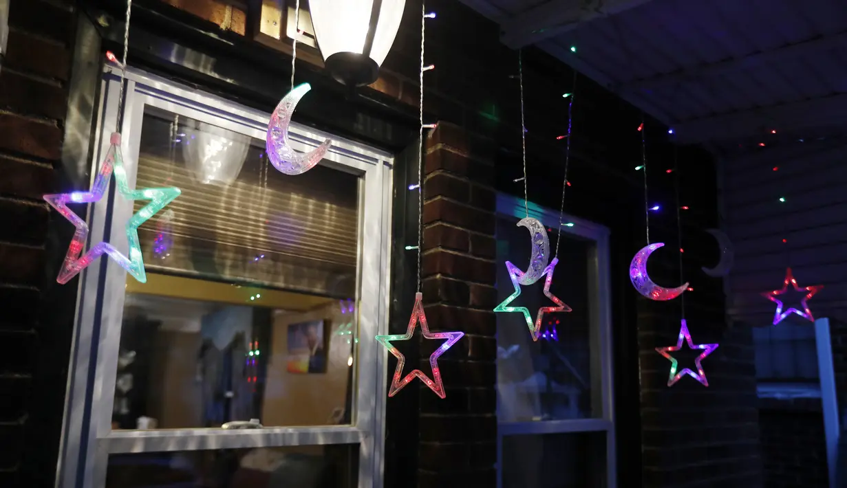 Lampu Ramadan dipajang di sebuah rumah di Dearborn, Michigan, Amerika Serikat, 28 April 2020. Komunitas muslim di Dearborn mengadakan kompetisi lampu Ramadan dengan harapan menyebarkan sukacita dan mengembalikan semangat liburan selama pandemi virus corona COVID-19. (AP Photo/Carlos Osorio)