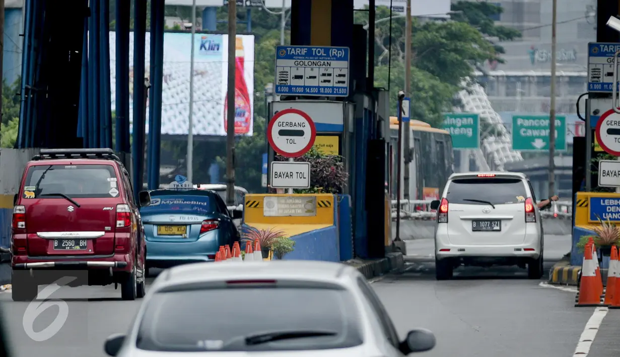 Kendaraan memasuki area gerbang tol Semanggi 2, Jakarta, Selasa (14/3). Badan Pengatur Jalan Tol (BPJT) Kementerian PUPR menargetkan seluruh gerbang tol di Indonesia akan menerapkan transaksi pembayaran nontunai. (Liputan6.com/Faizal Fanani)
