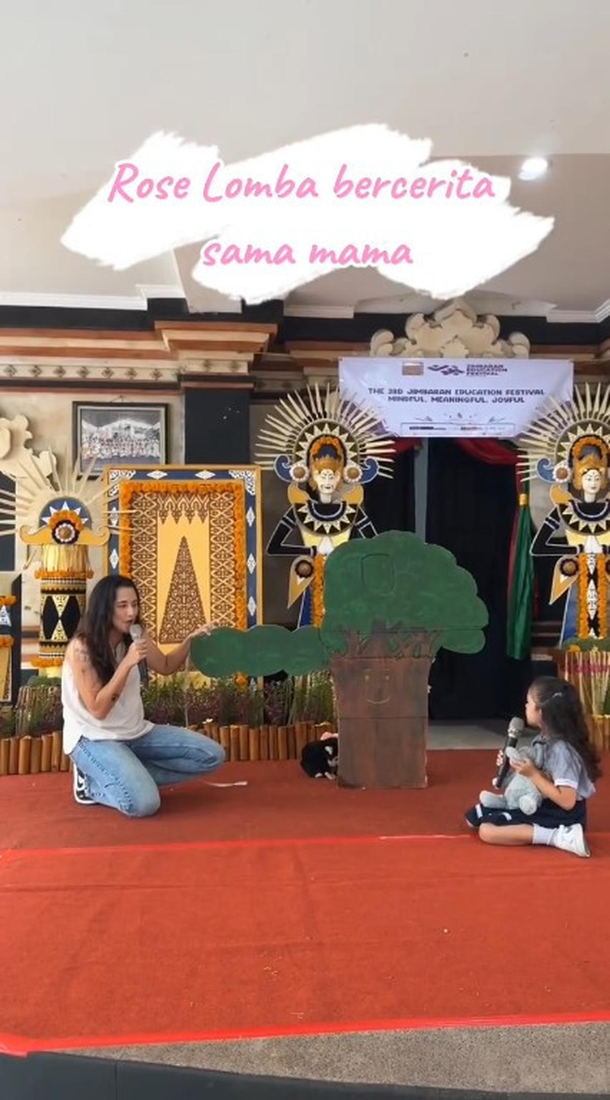 7 Potret Dahlia Poland dan Anak Ikut Lomba Mendongeng di Sekolah, Raih Juara Pertama