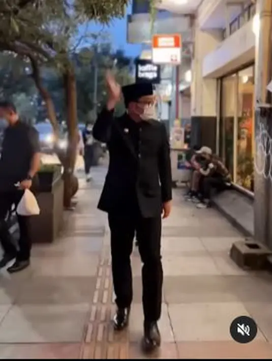 Menyusuri trotoar kota Bandung, wajah Ridwan Kamil pun tetap dikenaii warganya meski tertutup masker. Ia pun melambaikan salah satu tangannya sebagai tanda ia ikut menyapa warganya. (Foto: Instagram/@ridwankamil)