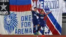 Ryuji Utomo dan Raphael Maitimo merayakan gol saat melawan PS TNI pada laga Torabika SC 2016 di Stadion Pakansari, Bogor, Minggu (31/7/2016). (Bola.com/Nicklas Hanoatubun)