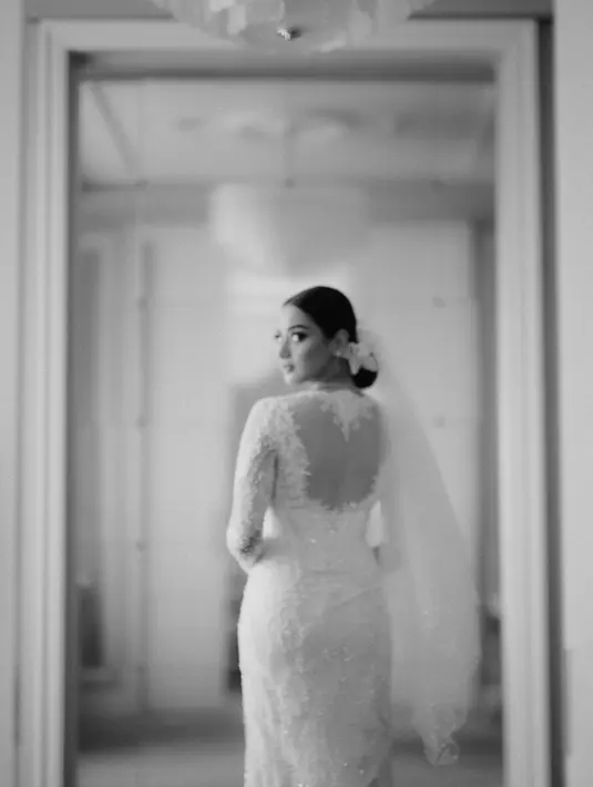 Ditambah dengan detail love yang mengekspos punggung pemeran film “Bumi Manusia” itu.