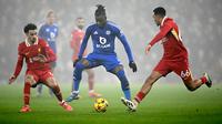 Penyerang Leicester City asal Inggris Stephy Mavididi berebut bola dengan bek Liverpool asal Inggris Trent Alexander-Arnold (kanan) dan gelandang Liverpool asal Inggris Curtis Jones (kiri) selama pertandingan sepak bola Liga Primer Inggris antara Liverpool dan Leicester/Paul ELLIS / AFP