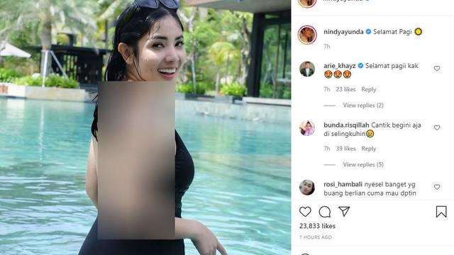 Nindy Ayunda saat berada di kolam renang