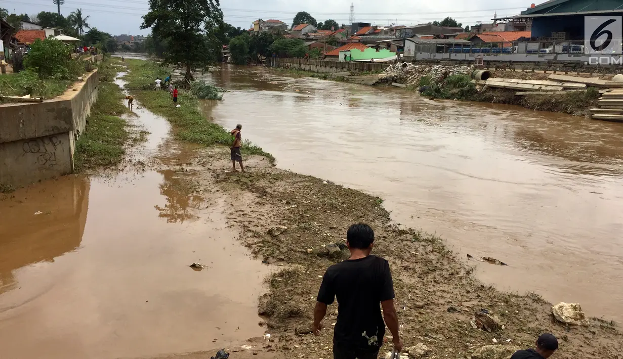 Suasana saat warga memancing ikan dari Sungai Ciliwung yang meluap di Rawajati,Jakarta, Selasa (6/2). (Liputan6.com/Immanuel Antonius)