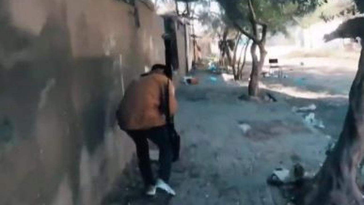 Dalam video, para pejuang Al-Qassam dengan gagah berani mencoba untuk mengadang tank-tank itu dan melakukan penyerangan.<br>