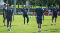 Pelatih kepala Timnas Indonesia U-17, Kurniawan Dwi Yulianto menyatakan bahwa tengah mempersiapkan taktikal untuk menjalani laga yang berbeda-beda. (Bola.com/Bagaskara Lazuardi)
