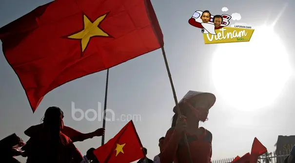 Suporter Vietnam dengan atribu khas Bendera Bintang Emas sebelum laga semifinal Piala AFF 2016 di Stadion Nasional My Dinh, (07/12/2016). (Bola.com/Peksi Cahyo)