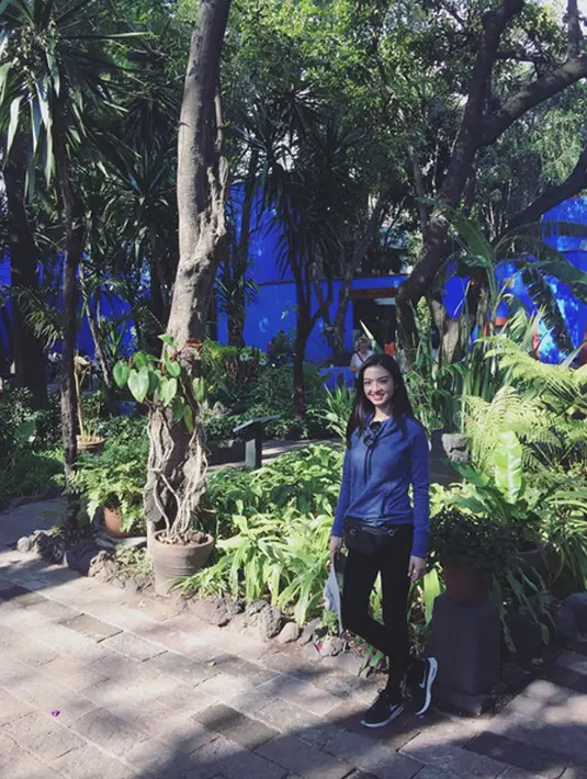 Bintang film Surga yang Tak Dirindukan itu menyambut sangat bersemangat bergabung dengan penerbangan berbiaya murah tersebut.Meski punya latar belakang berbeda, Raline bisa lebih netral saat memberikan pertimbangan untuk perusahaan. (Instargam/ralineshah)