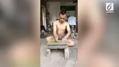 Baru-baru ini video singkat yang memperlihatkan aksi seorang pria mencoba mematahkan batako viral di media sosial.