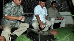  Usai berdoa, Prabowo menyiram makam ayahnya dengan air mawar, Jakarta, Rabu, (21/5/2014) (Liputan6.com/Johan Tallo).