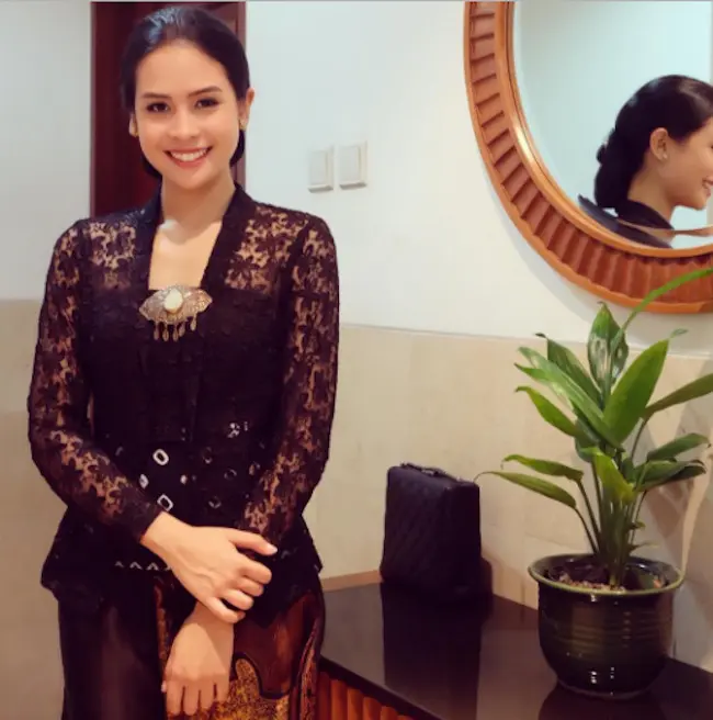Hari Kartini dengan kebaya hitam, bikin elegan. (maudyayunda/instagram)
