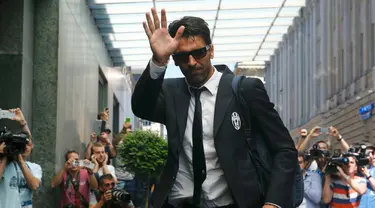 Kiper Juventus, Gianluigi Buffon mengunakan kacamata hitam menyapa pengemarnya saat tiba di hotel, Berlin, Jerman (5/62015). Juventus akan menghadapi Barcelona di final Liga Champions di Olympiastadion Berlin. (REUTERS/Michael Dalder)