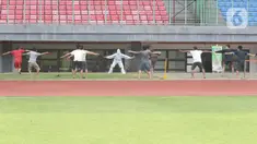 Sejumlah pasien berstatus orang tanpa gejala (OTG) senam bersama tim medis di Stadion Patriot Chandrabaga, Bekasi, Jawa Barat, Minggu (27/9/2020). Dari 28 pasien OTG, beberapa di antaranya mengikuti senam di arena stadion karena masih menunggi hasil pemeriksaan. (Liputan6.com/Herman Zakharia)