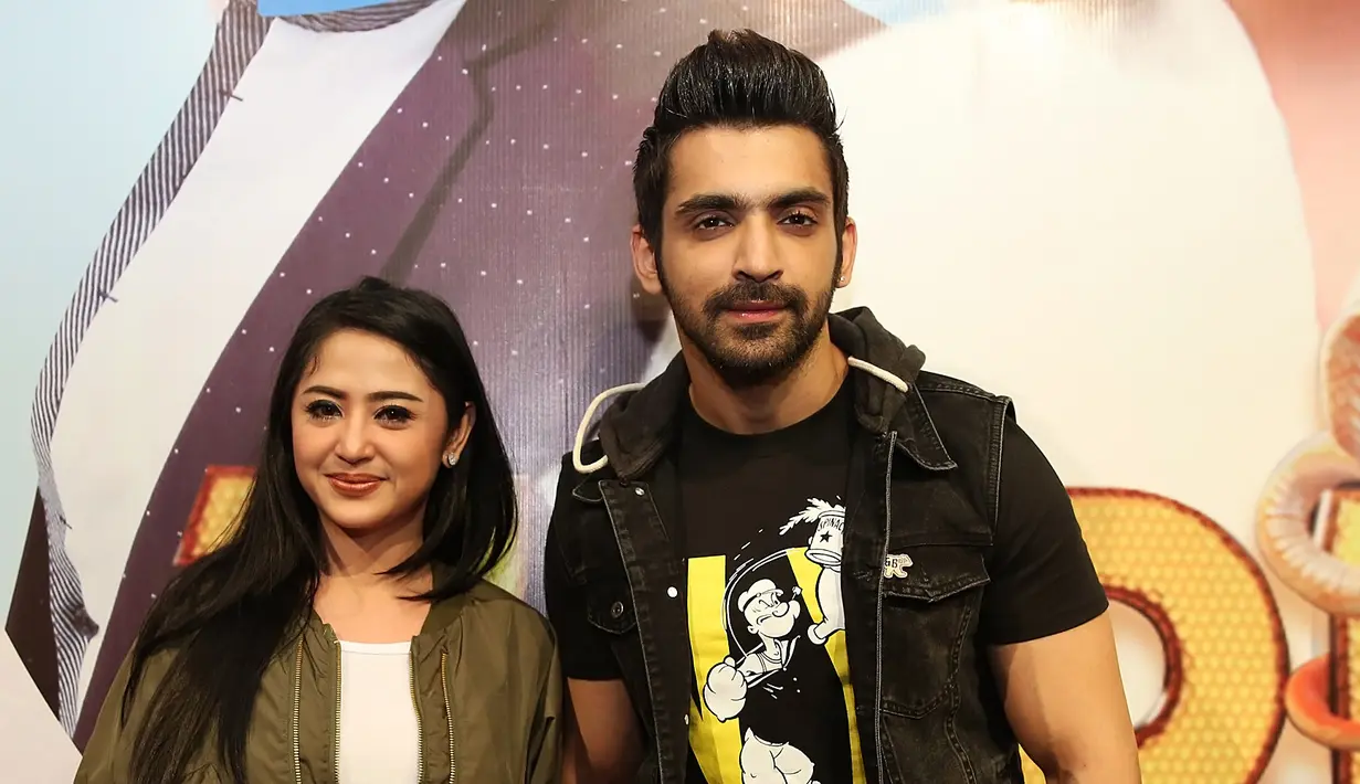 Sebuah tantangan berat mendapat lawan main dengan aktris luar. Begitu juga yang dirasakan oleh Dewi Perssik yang mendapat lawan main serial Lonceng Cinta. Kendala bahasa menjadi salah satunya. (Bambang E. Ros/Bintang.com)