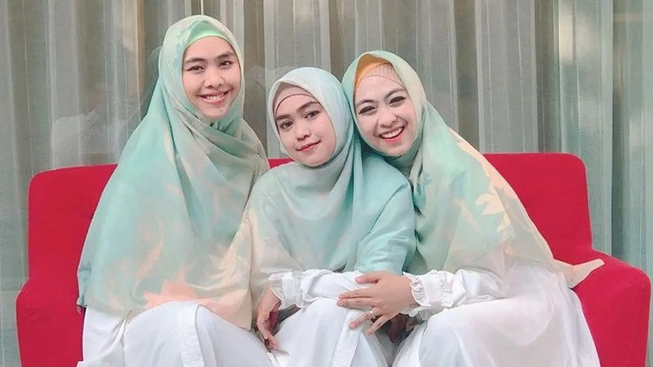 Jarang Tersorot, Ini 7 Potret Kompak Ria Ricis dan Kedua Kakaknya