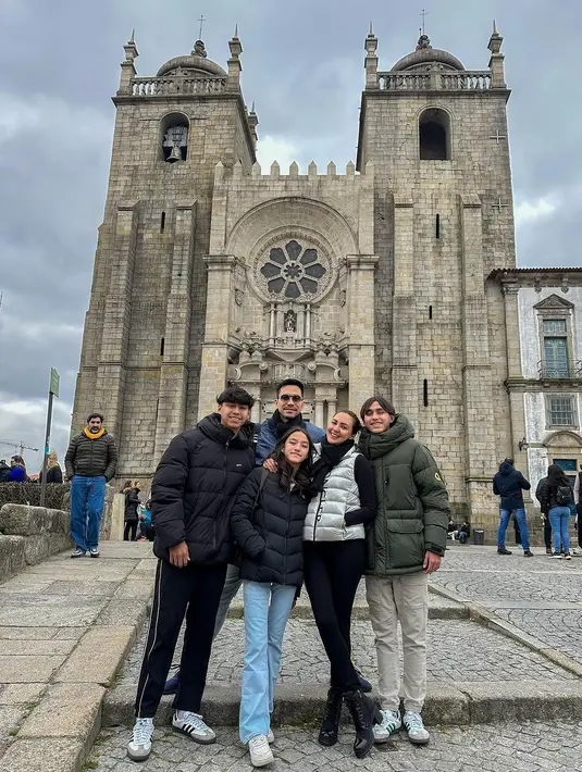 Liburan musim dingin di Portugal, intip padu padan puffer jacket ala keluarga Darius Sinathrya dan Donna Agnesia. [@dagnesia]