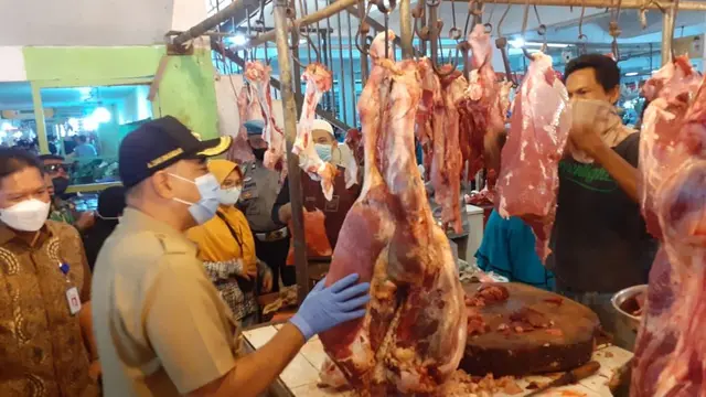 Sehari sebelum Ramadan, Bupati Tangerang Ahmed Zaki Iskandar, sidak ketersediaan dan harga pangan di Pasar Tigaraksa, Senin (12/4/2021).