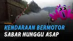 Momen kereta melintas di sebuah kota di luar negeri. Kendaraan dilatih sabar.