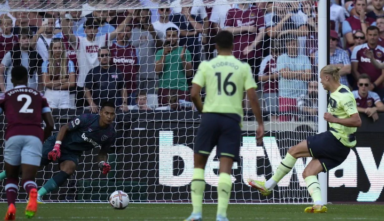 Penyerang Manchester City, Erling Haaland saat mencetak gol lewat titik penalti ke gawang ke gawang West Ham United pada pertandingan pembuka Liga Inggris 2022/2023 di Stadion London di London, Inggris, Senin (8/8/2022). Haaland mencetak dua gol dan mengantar City menang atas West Ham 2-0.  (AP Photo/Frank Augstein)