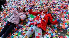 Dua orang remaja bermain confetti saat perayaan tahun baru di Times Square, New York, AS (1/1). Confetti adalah beragam potongan kertas, milar atau bahan logam yang biasanya dihamburkan dalam sebuah parade atau perayaan. (Reuters/Stephanie Keith)