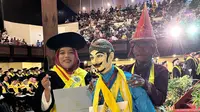 Mertua Kejutkan Menantu yang Wisuda di UGM dengan Kesenian Ledhek Gogik