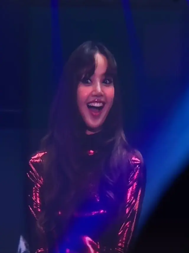 Detail Outfit Menyala Lisa BLACKPINK dengan Bodysuit Merah Metalik Seharga Rp20jutaan Saat Fan Meeting di Jakarta