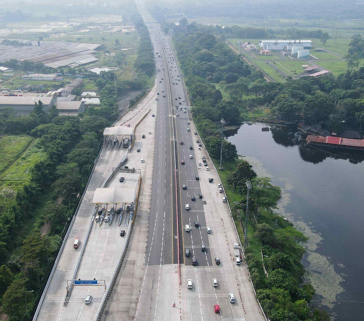 Suasana penerapan skema one way atau satu arah saat hari pertama puncak arus mudik Lebaran 2024 di kawasan Gerbang Tol Cikampek Utama, Karawang, Jawa Barat, Sabtu (6/4/2024). Liputan6.com/Herman Zakharia