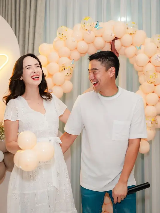 Di sampingnya, sang suami mengenakan kaus putih polos yang dipadukan celana jeans.  [@pammybowie]