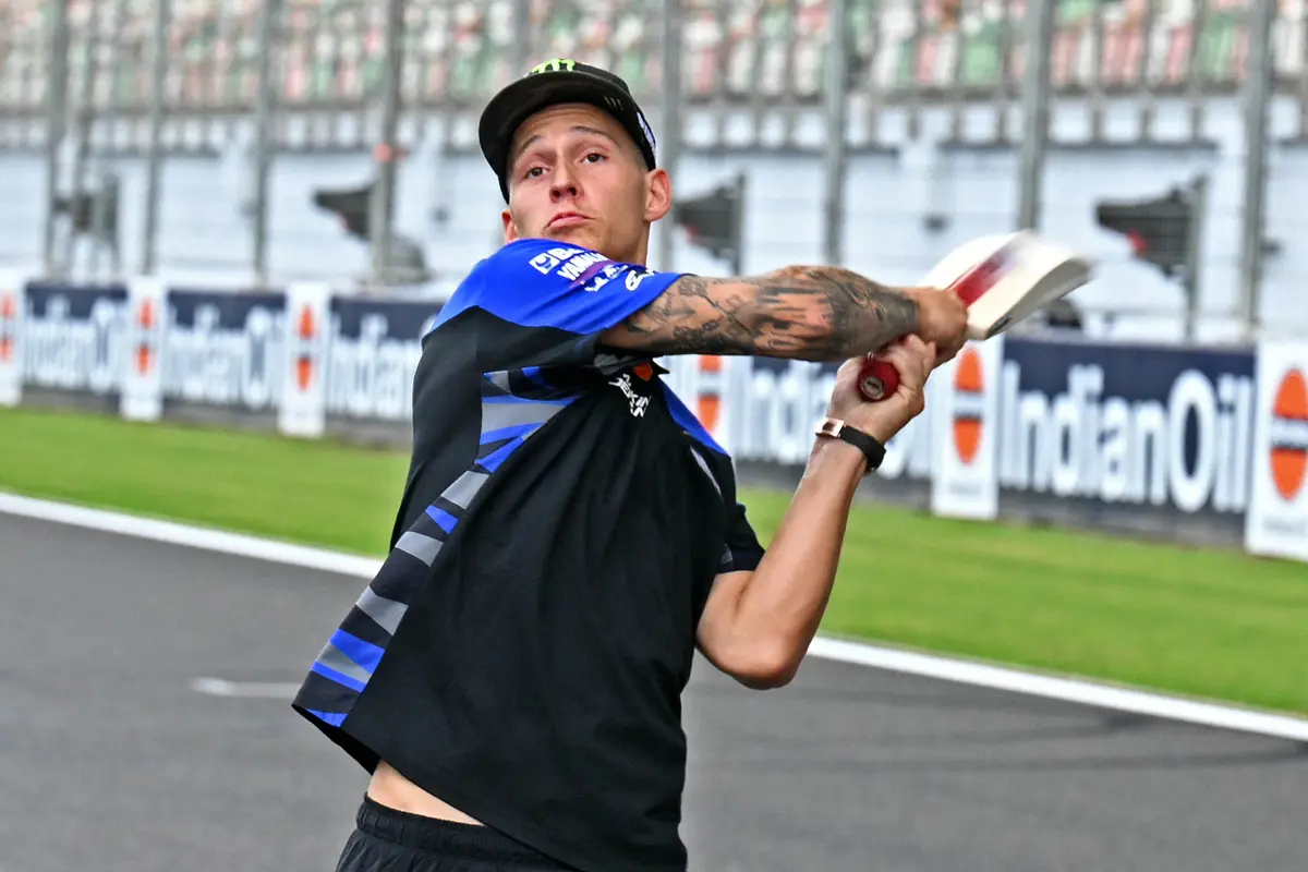 Pembalap MotoGP Bermain Kriket