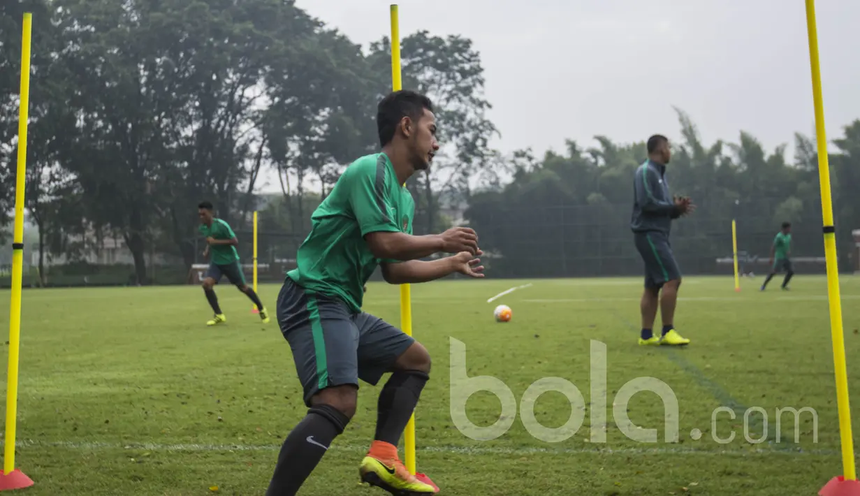 Gelandang Persib, Gian Zola, melakukan pemanasan saat mengikuti seleksi Timnas Indonesia U-22 di Lapangan SPH Karawaci, Banten, Selasa (7/3/2017). (Bola.com/Vitalis Yogi Trisna)