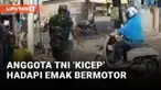 Kocak! Anggota TNI Pasrah Liat Emak Bermotor Lalui Jalan yang Sedang Dicor