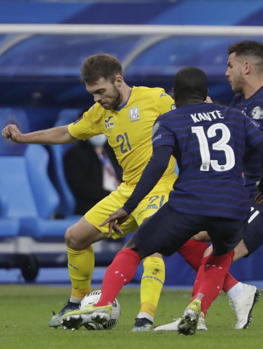 Bek Ukraina, Oleksandr Karavaev membawa bola dari kejaran pemain Prancis, Lucas Hernandez dan Ngolo Kante pada pertandingan kualifikasi Piala Dunia D di stadion Start de France, di Saint Denis, utara Paris, Kamis (25/3/2021). Prancis bermain imbang atas Ukraina 1-1. (AP Photo/Thibault Camus)