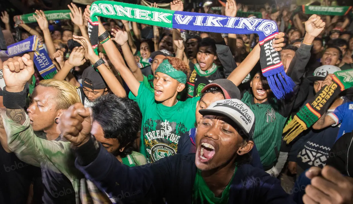Sepanjang malam Bonek terus bernyanyi lagu-lagu yang biasa dinyanyikan saat mendukung Persebaya Surabaya saat sedang bertanding. (Bola.com/Vitalis Yogi Trisna)