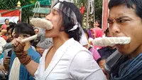 Wiro Sableng ikut lomba makan kerupuk saat Hari Kemerdekaan (Instagram/ vinogbastian__)