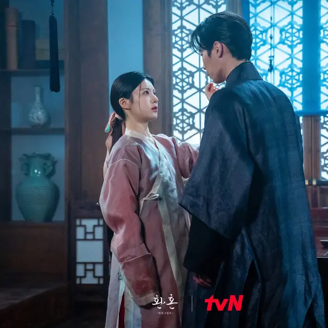 Go Yoon Jung dan Lee Jae Wook dalam Alchemy of Souls. (tvN via Soompi)