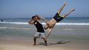 Anggota street workout Palestina, Bar Palestine, beraksi di pantai kota Gaza, Palestina. (7/8/2015). Street workout adalah latihan olahraga yang memanfaatkan fasilitas seadanya. (AFP Photo/Mohammed Abed)