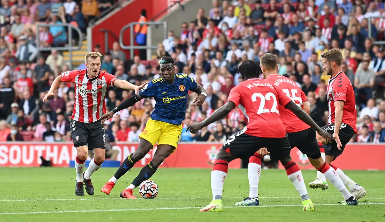 Memasuki babak kedua, Manchester United memperoleh peluang mendapatkan hadiah penalti pada menit ke-48 usai tendangan Paul Pogba diklaim menyentuh tangan Mohammed Salisu. Usai memeriksa VAR, wasit memutuskan tidak terjadi handsball. (Foto: AFP/Glyn Kirk)