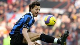 Aksi Zlatan Ibrahimovic saat bergabung bersama Inter Milan 2006-2009 dan mencetak 57 gol dari 88 kali penampilan. (AFP/Paco Serinelli)