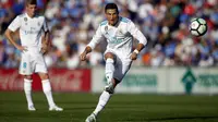 Striker Real Madrid, Cristiano Ronaldo, melepaskan tendangan ke gawang Getafe pada laga La Liga Spanyol Stadion Coliseum Alfonso Perez, Sabtu (14/10/2017). Real Madrid menang 2-1 atas Getafe. (AFP/Oscar Del Pozo)