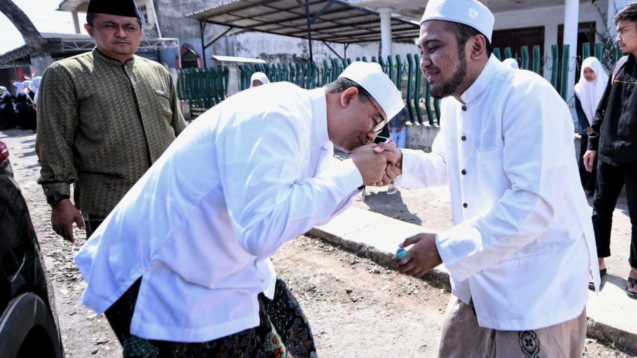 Terakhir, Anies menginstruksikan agar relawan melakukan konsolidasi ke level paling depan. Setiap simpul, didorong harus meyakinkan bahwa anggotanya hadir pada level kelurahan, desa hingga tempat pemungutan suara (TPS).<br>