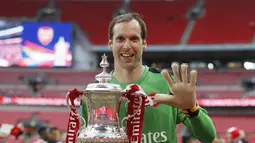 Kiper Arsenal, Petr Čech berpose dengan trofi Piala FA di Stadion Wembley, London, Sabtu (27/5). Arsenal mengalahkan Chelsea 2-1 dalam laga final Piala FA 2016-2017. (AP Photo)