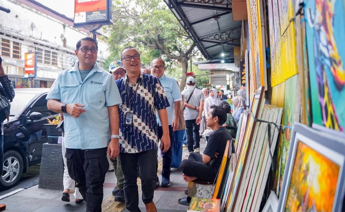 Menteri Ekonomi Kreatif/Kepala Badan Ekonomi Kreatif Teuku Riefky Harsya meninjau ruang kreatif di kawasan Braga dan Pasar Cihapit