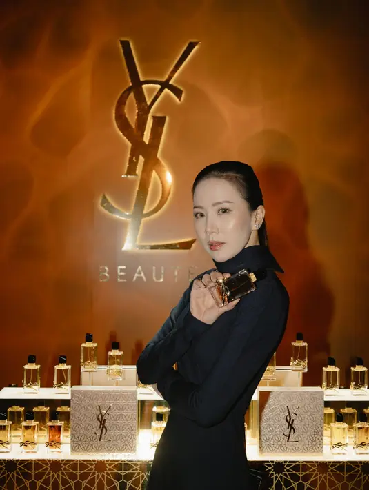 Selalu tampil fit dan menawan, Agnes Jennifer hadir dengan penampilan semampai. Ia menata rambutnya bergaya ponytail dan tampak menikmati aroma dari perfume LIBRE FLOWERS & FLAMES.   [ Foto: dok YSL Beauty ]