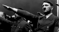 Adolf Hitler memberikan salam Nazi (AFP Photo)