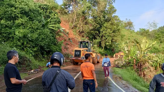 Bencana longsor akibat hujan deras dengan intensitas tinggi di Kabupaten Sukabumi, Jawa Barat (Jabar).